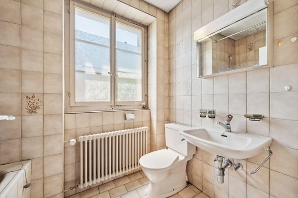 Badezimmer mit Badewanne