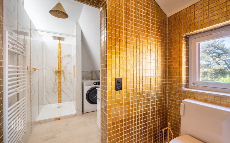 Bad mit Dusche, WC und Waschmaschine