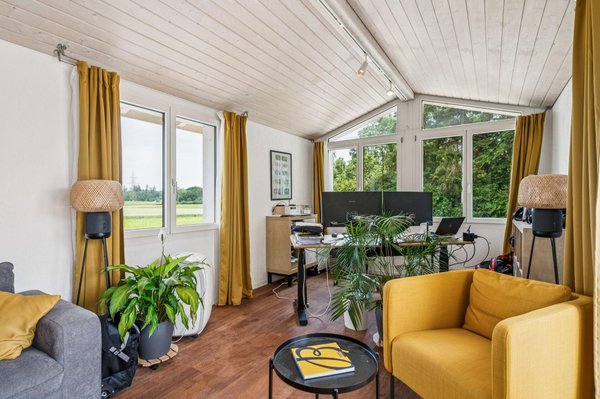 Heller Raum mit Weitblick ins Grüne