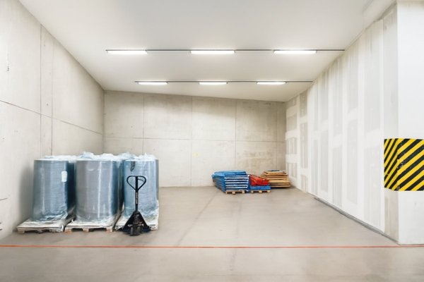 ca. 90 m2 Umschlagfläche - dazu mietbar