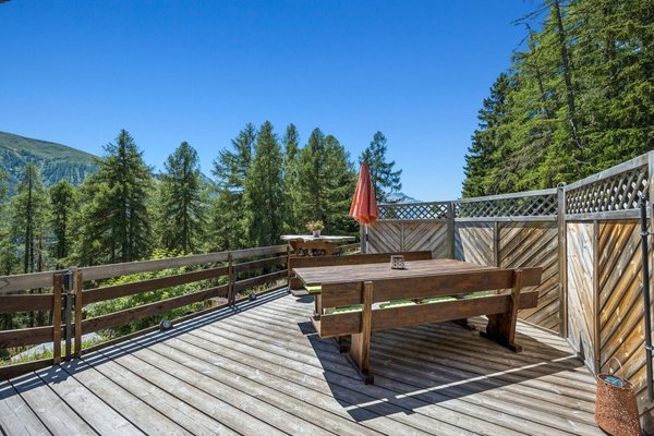 Grosszügige Holzterrasse mit Blick ins Grüne