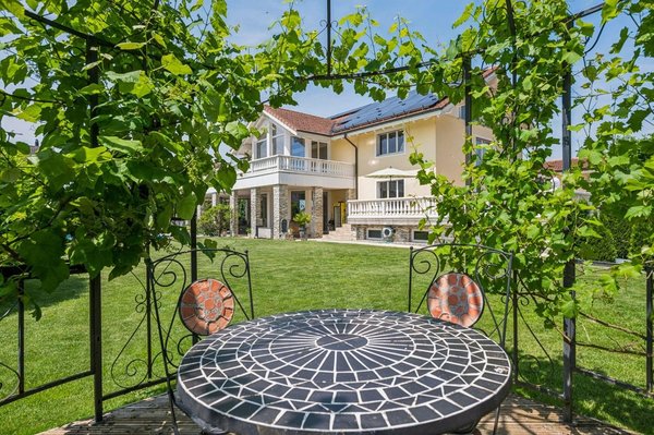 Romantischer Sitzplatz im Grünen