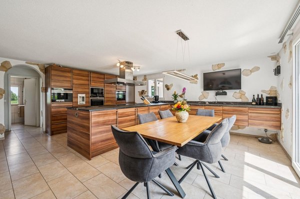 Moderne Wohnküche mit Kochinsel, hochwertigen Geräten und Stil