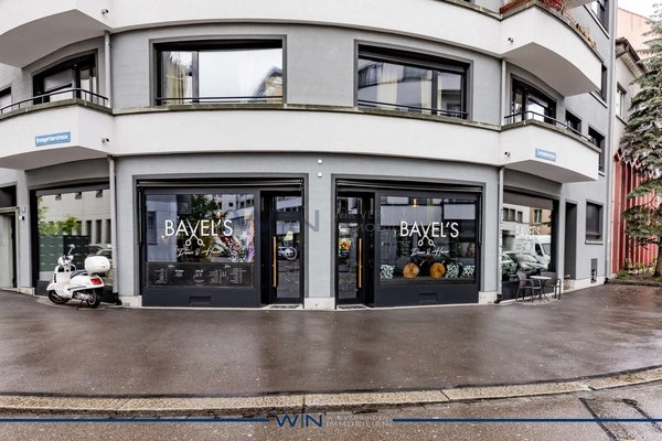 Stellen Sie Tische raus und geniessen Ihren Kaffee in frischer Luft.