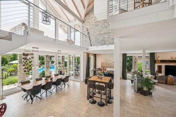 Wohnraum mit Galerie und Gartenblick