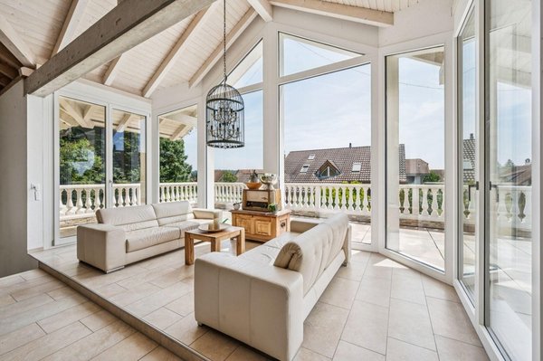 Lichtdurchflutete Galerie mit direktem Terrassenzugang