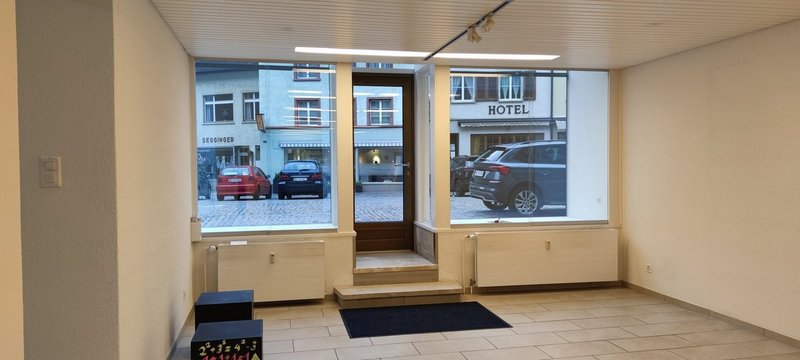 Eingang mit Schaufensterfront