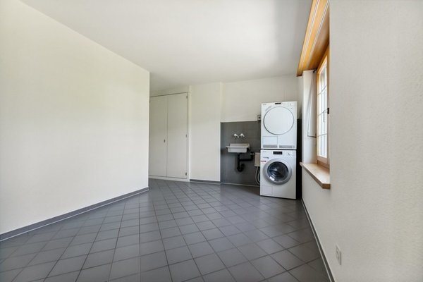 Abstellraum mit Waschmaschine und Trockner 