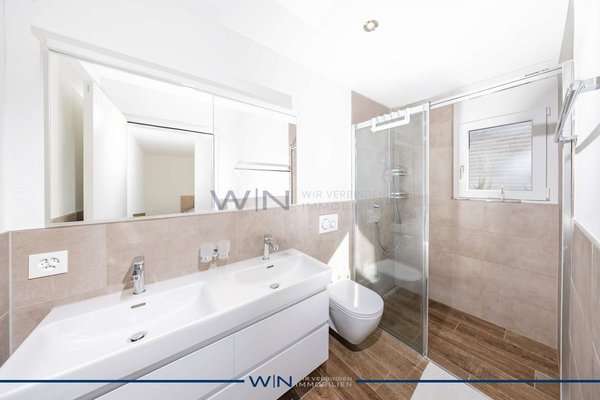 Badezimmer mit Fenster