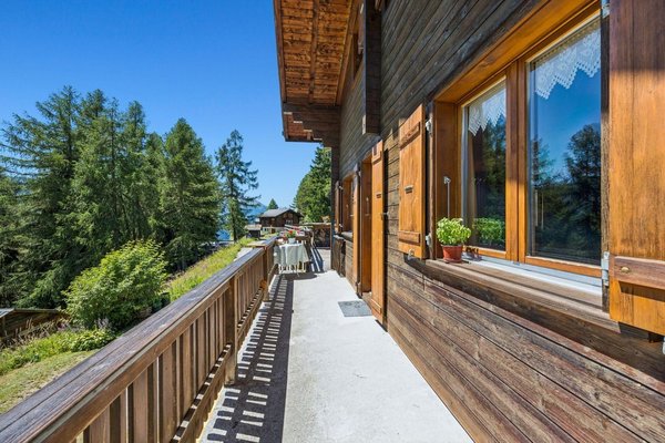 Alpiner Rückzugsort mit sonnigem Vorplatz