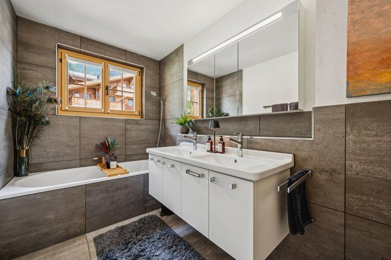 Badezimmer mit Badewanne und Doppelwaschbecken