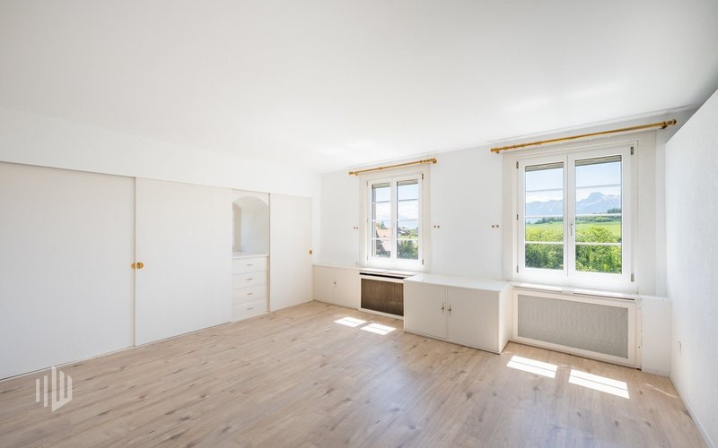 Zimmer mit praktischen Einbauschränken