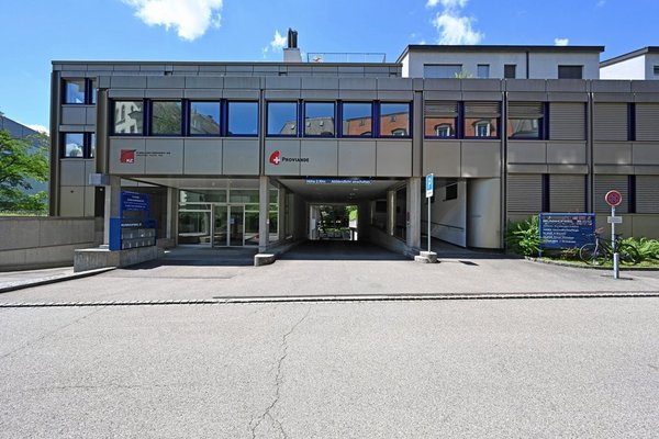 Einstellhallenzufahrt / Aussenansicht