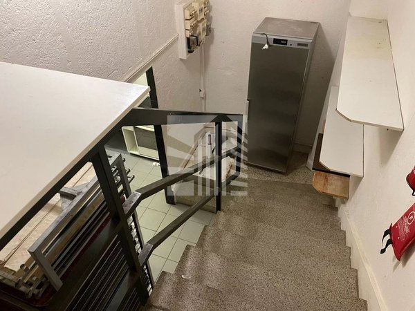 Accès secondaire cage escalier bâtiment