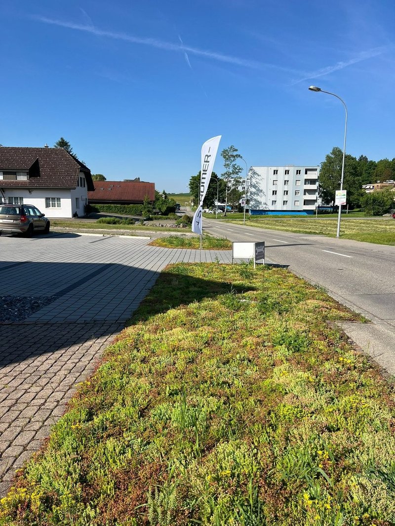 Einfahrt zu Parkplatz via Hauptstrasse