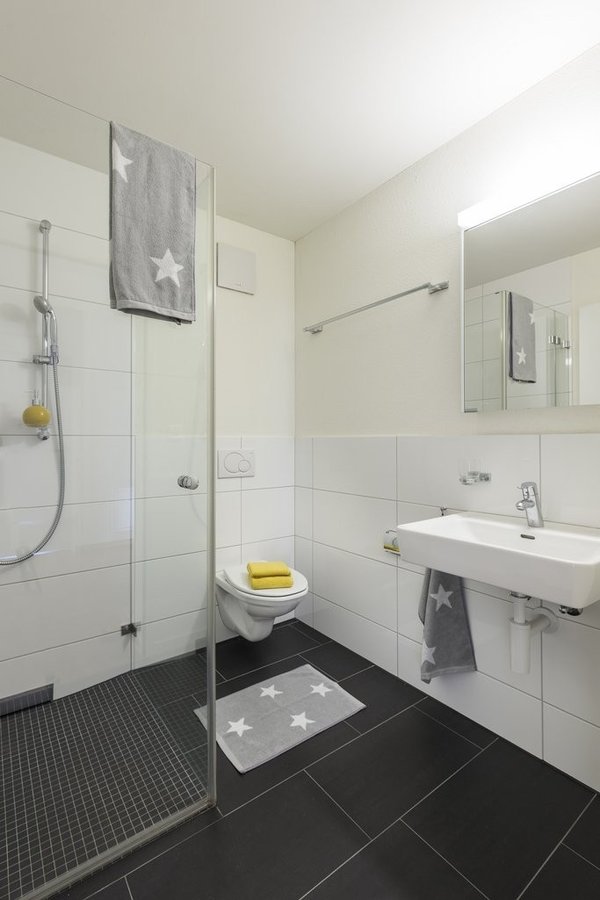 Badezimmer mit Dusche