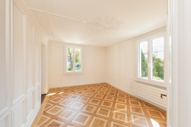 Wohnbereich mit Stuckaturen