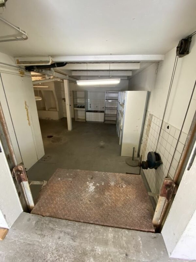 Einfahrt mit Rampe für Ein- und Auslad