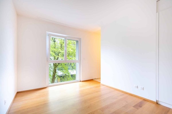 Chambre parentale avec armoires murales