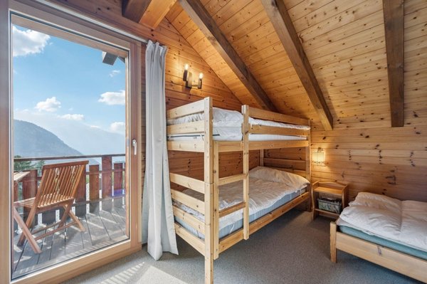 Zimmer mit Zugang zum Balkon