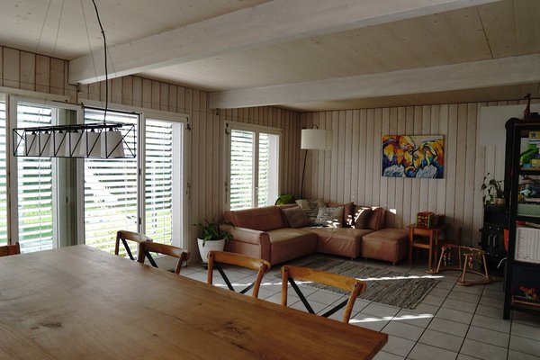 Helles Wohnzimmer mit Blick in den Garten