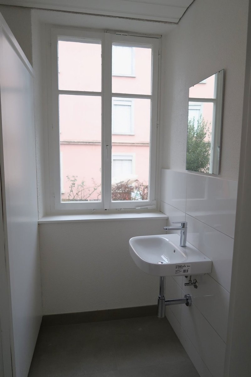 Frauen-WC mit separatem Lavabo