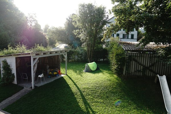 Grosszügiger Balkon mit Unterstand