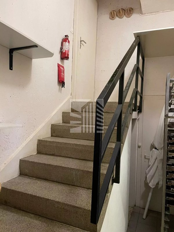 Accès secondaire cage escalier bâtiment