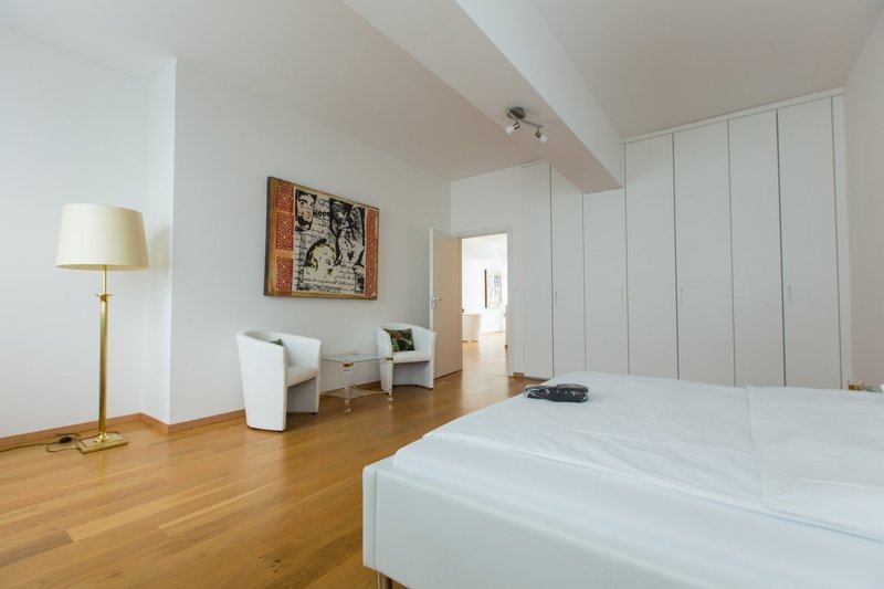 Schlafzimmer / Bedroom