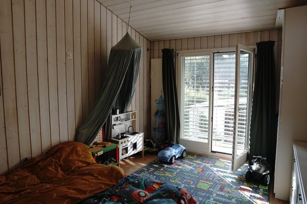 Kinderzimmer mit direktem Balkonzugang