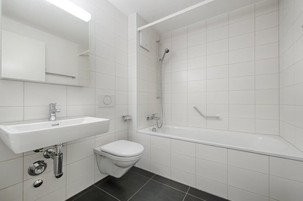 Nasszelle mit Bad-Musterfoto