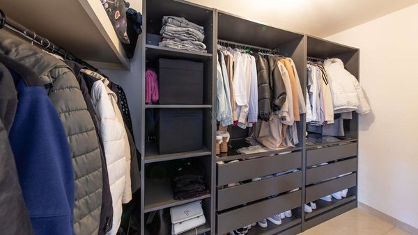 Genügend Platz ist für Ihre Garderobe gesorgt