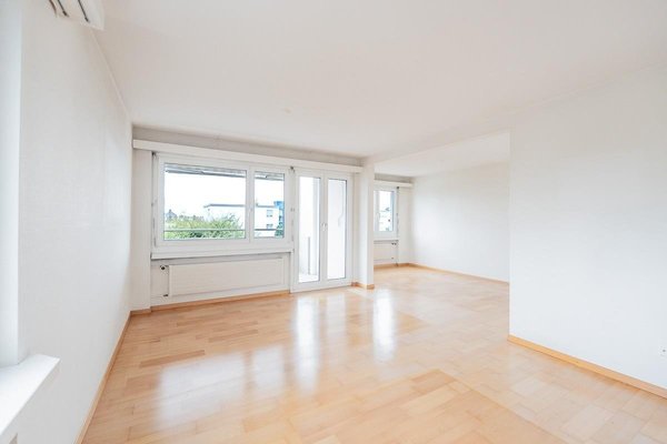 Wohnzimmer mit Balkon