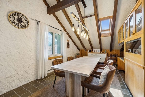 Heller Essbereich mit Dachschrägen und stilvoller Beleuchtung