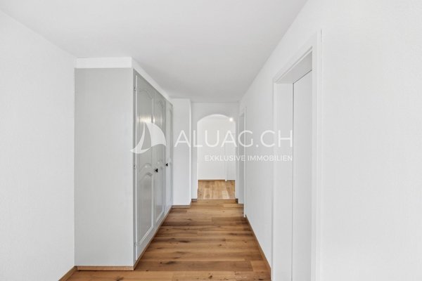 Gestalteter Flur mit grosse Einbauschränken.