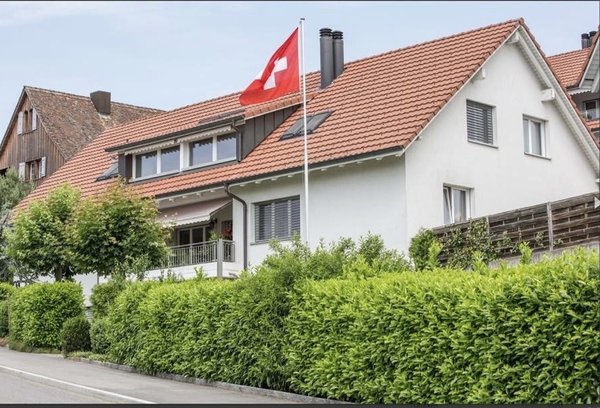 Die Wohnung umfasst das gesamte 2. Stockwerk