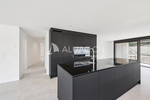 Zeitlos elegante Küche in mattem Schwarz, kombiniert mit hochwertigen V-ZUG Geräten auf höchsten Standard