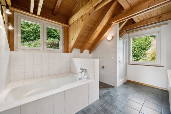 Helles Wohlfühlbad mit Dachschräge