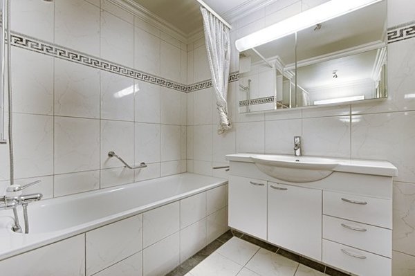 Nasszelle mit Bad-Musterfoto