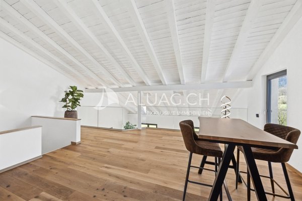 Offene Galerie mit sichtbaren Balken und beeindruckender Deckenhöhe.