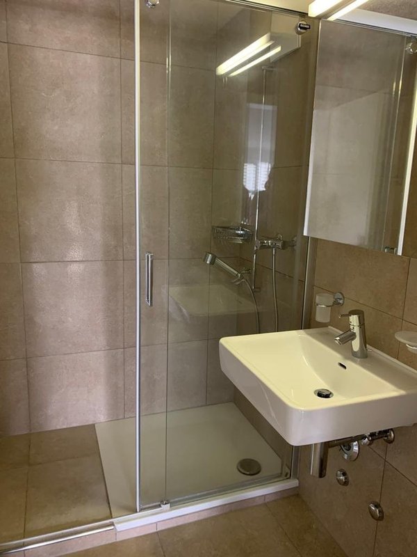 Badezimmer mit Dusche