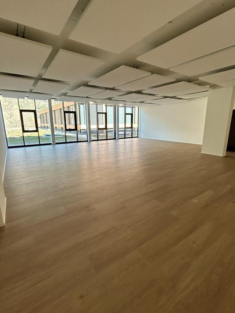 Büroraum mit Blick Richtung Fenster