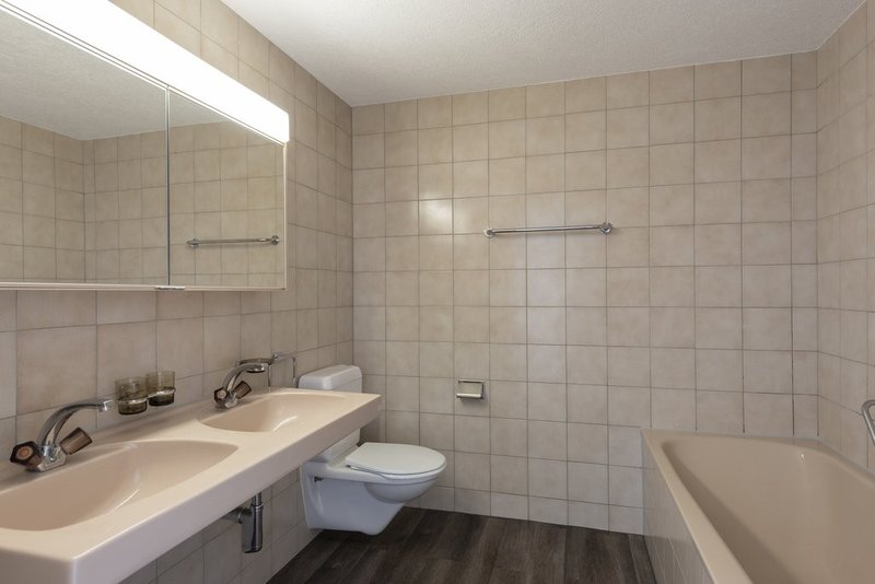 Nasszelle mit Bad-Musterfoto