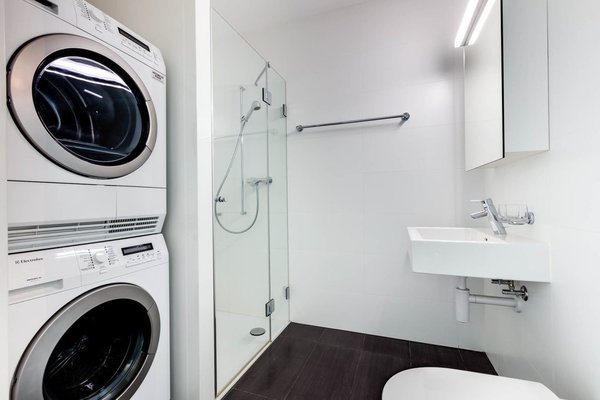 Nasszelle mit Dusche/WC - Musterfoto 