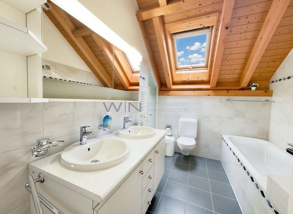 Bad mit Dusche und Wanne