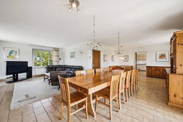 Grosszügiges Wohn- und Esszimmer