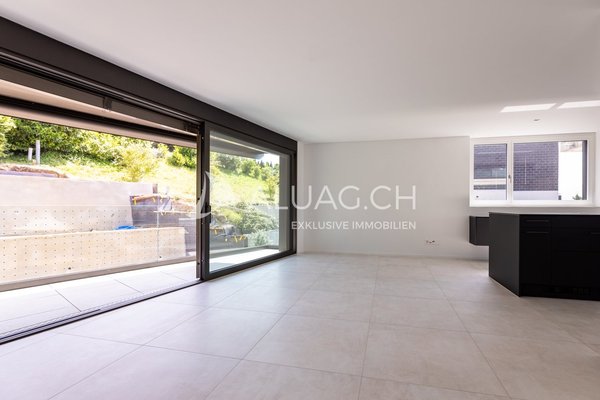 Wohn- oder Essbereich mit direktem Zugang zur zweiten Terrasse