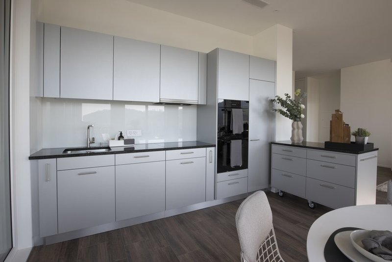 Küche mit mobiler Kücheninsel