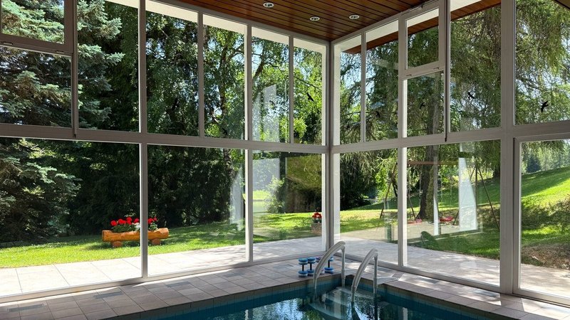 Vue depuis la piscine intérieure