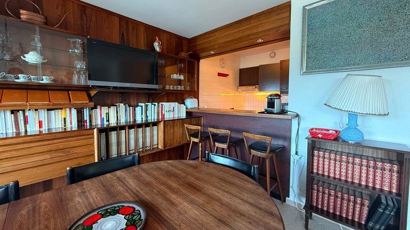 Vue sur le bar et la cuisine